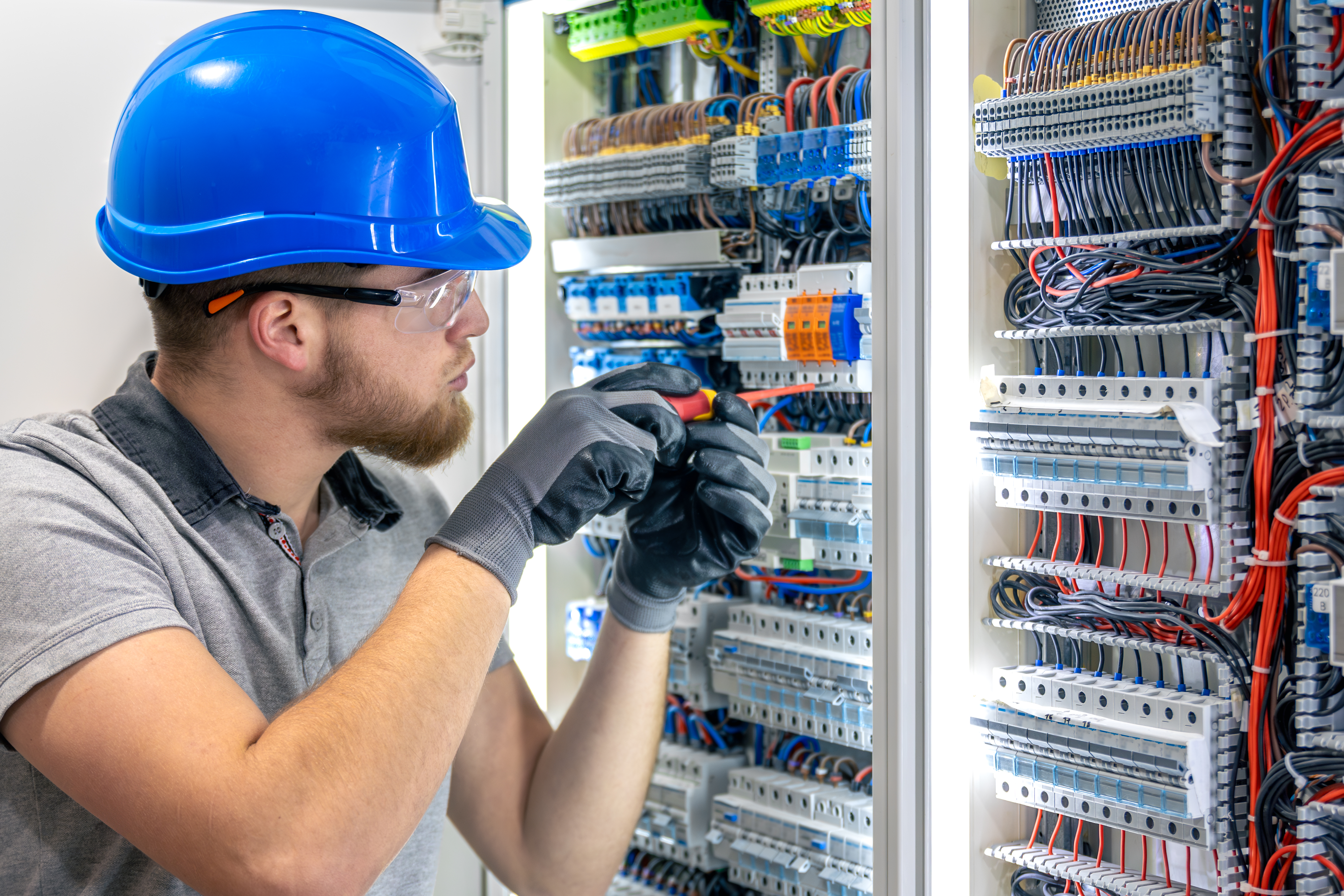 Electricista trabajando en tablero eléctrico